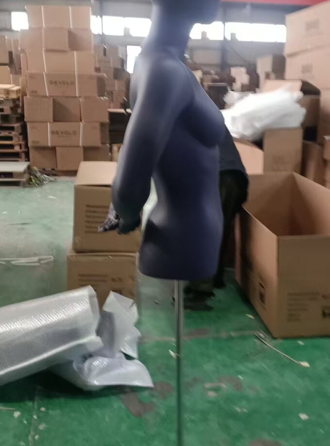 Busto mujer, brazos atras. Cabeza minimalista.