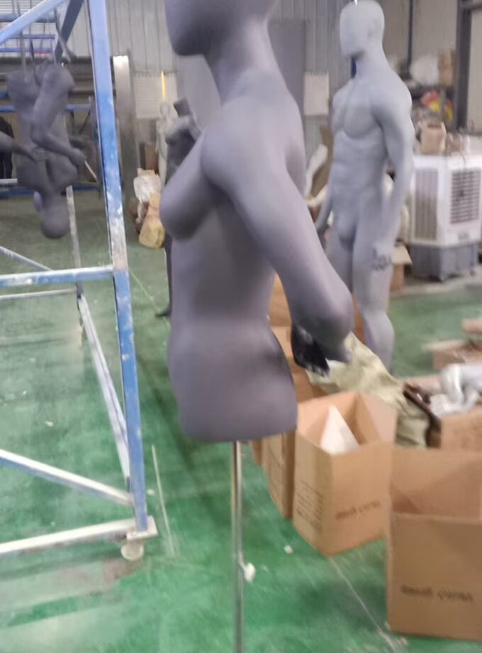 Busto mujer, brazos atras. Cabeza minimalista.