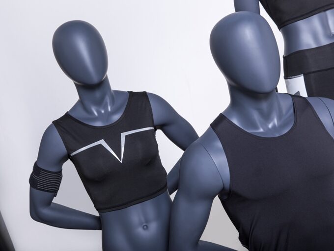 Busto mujer, brazos atras. Cabeza minimalista.